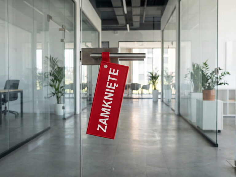 Zawieszka na drzwiach biura z napisem "Zamknięte"